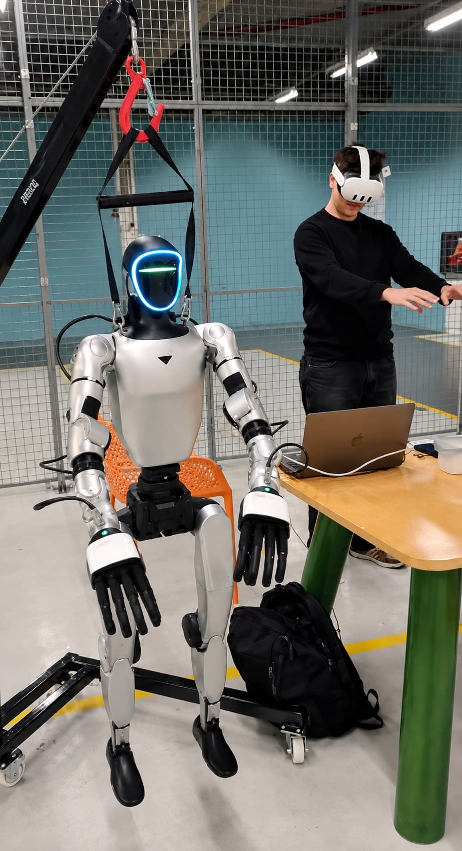 Engineer met VR-headset bedient humanoid op de werkvloer